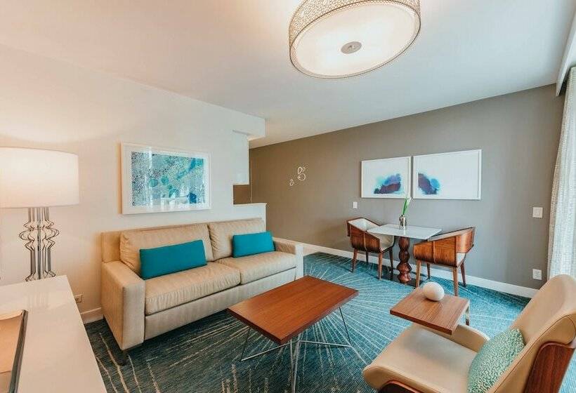 מיטת קינג בסוויטה, Renaissance Wind Creek Aruba Resort