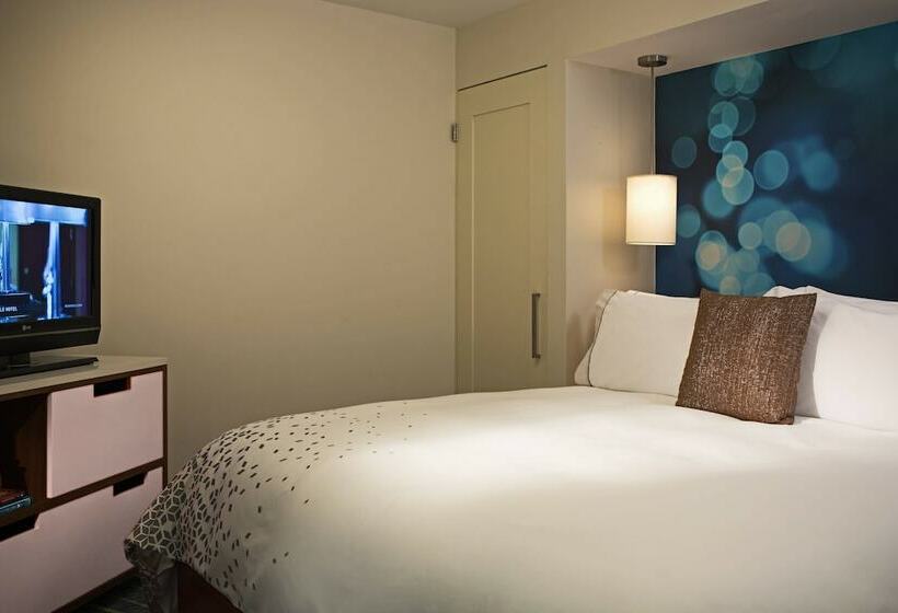 מיטת קינג בסוויטה, Renaissance Wind Creek Aruba Resort