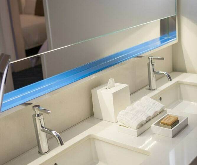 מיטת קינג בסוויטה, Renaissance Wind Creek Aruba Resort