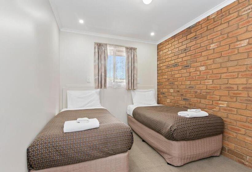 家庭间, Golden Square Motor Inn