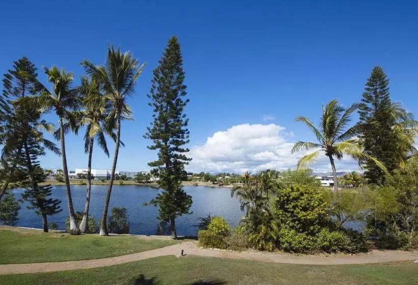 Deluxe Room King Size Bed, Mercure Townsville