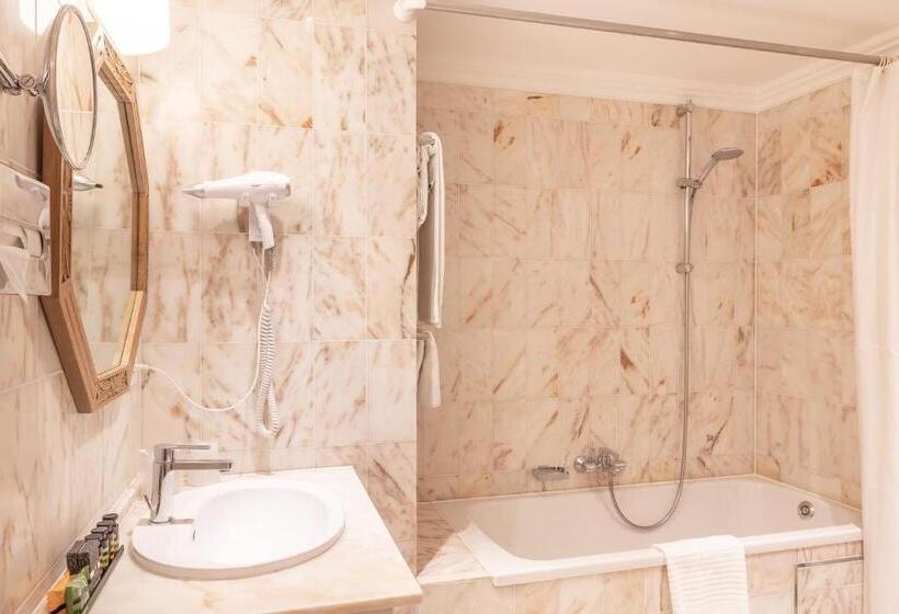 Superior Room, Manos Stephanie