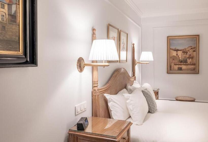 Superior Room, Manos Stephanie