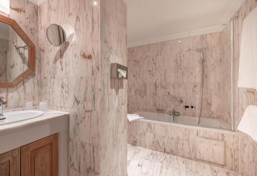 Suite, Manos Stephanie