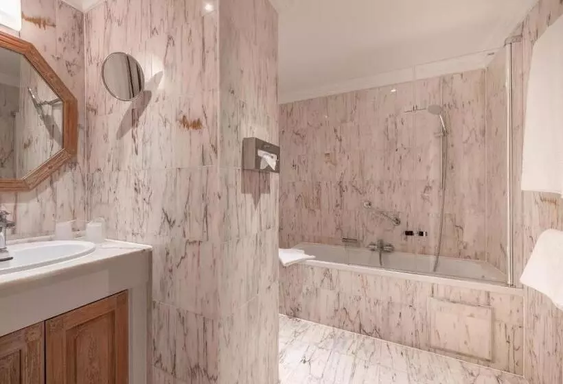 Suite, Manos Stephanie