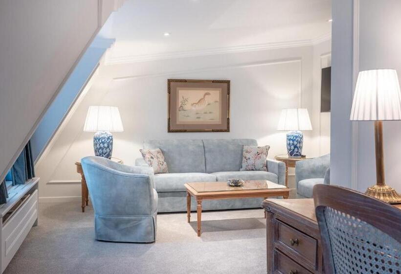 Suite, Manos Stephanie