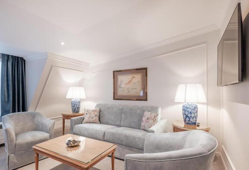 Suite, Manos Stephanie