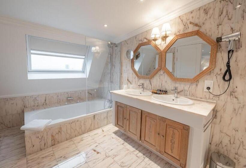 Suite, Manos Stephanie