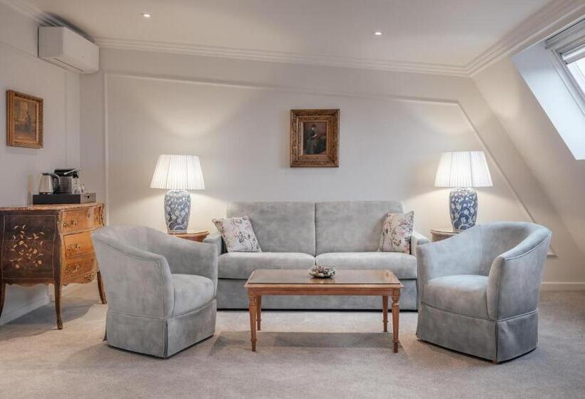 Suite, Manos Stephanie