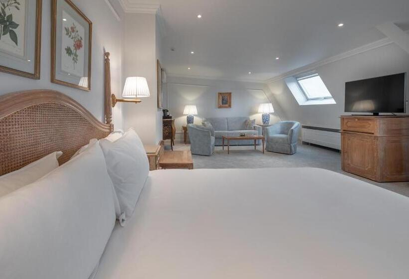 Suite, Manos Stephanie