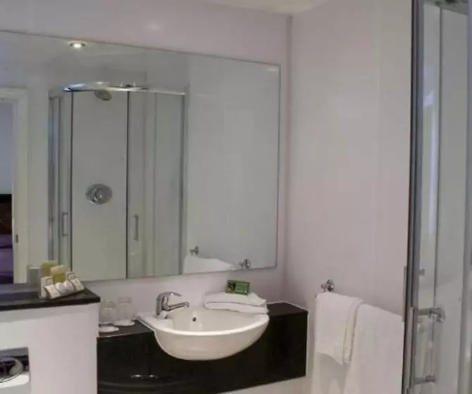 اتاق خانوادگی, Britannia Hotel Aberdeen