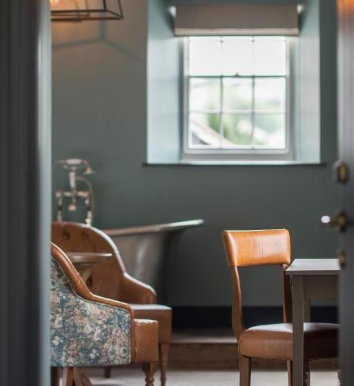 小型套房, The Alverton