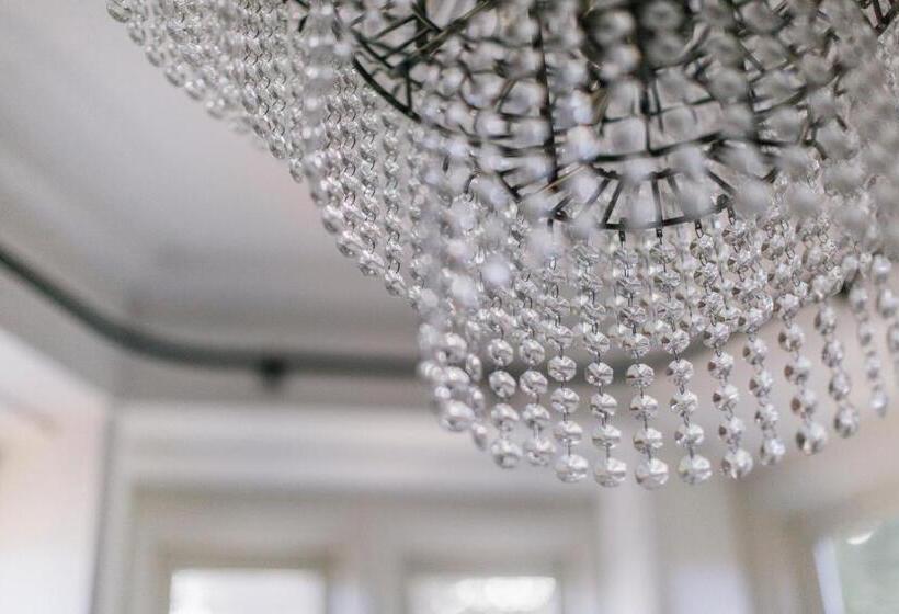 小型套房, The Alverton