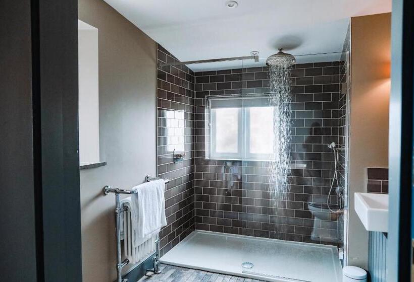 高级大房间, The Alverton