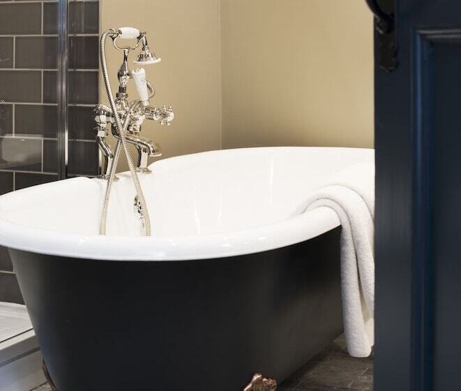 高级大房间, The Alverton