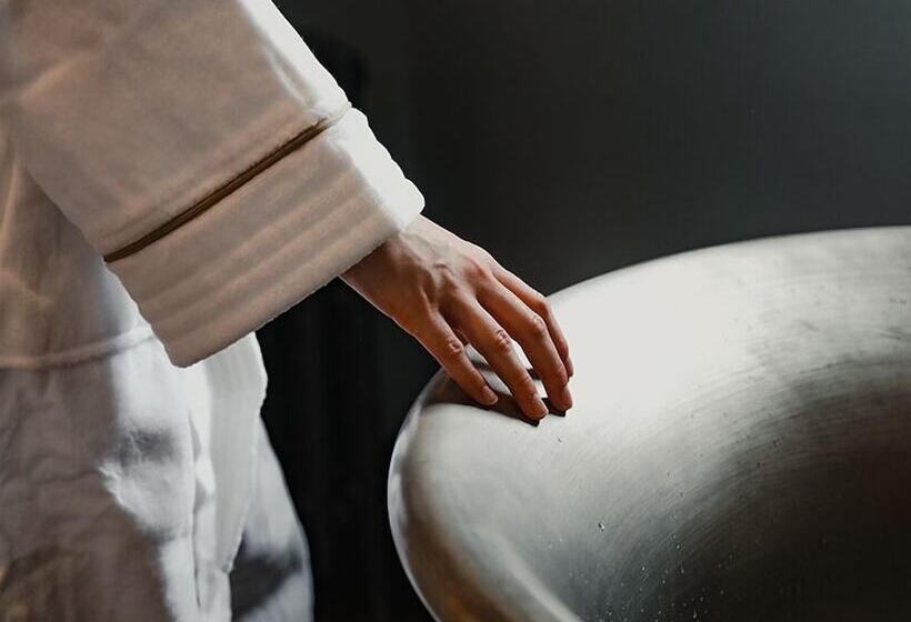 高级大房间, The Alverton