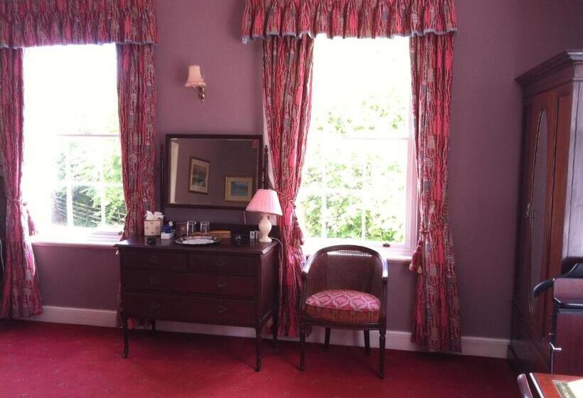 اتاق لوکس با چشم‌انداز باغ, Corse Lawn House