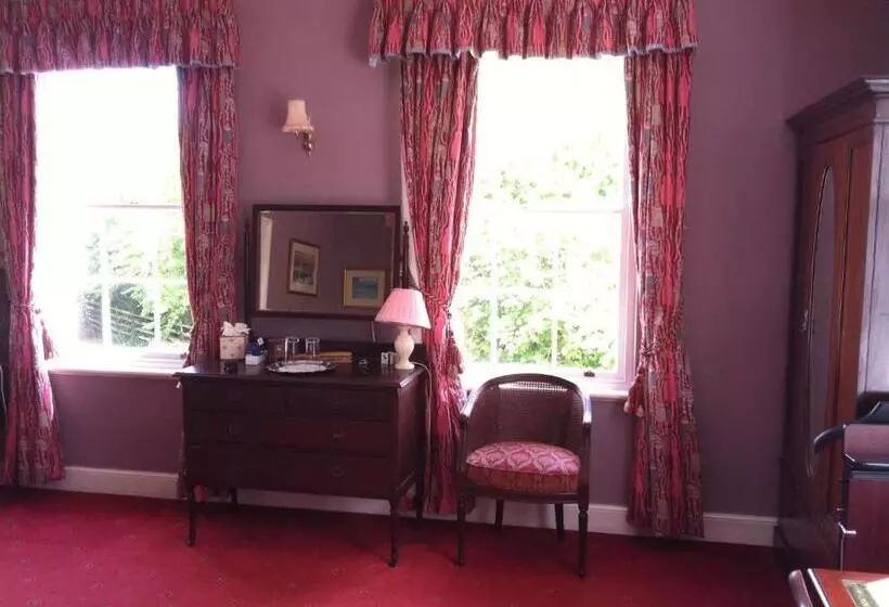 اتاق لوکس با چشم‌انداز باغ, Corse Lawn House