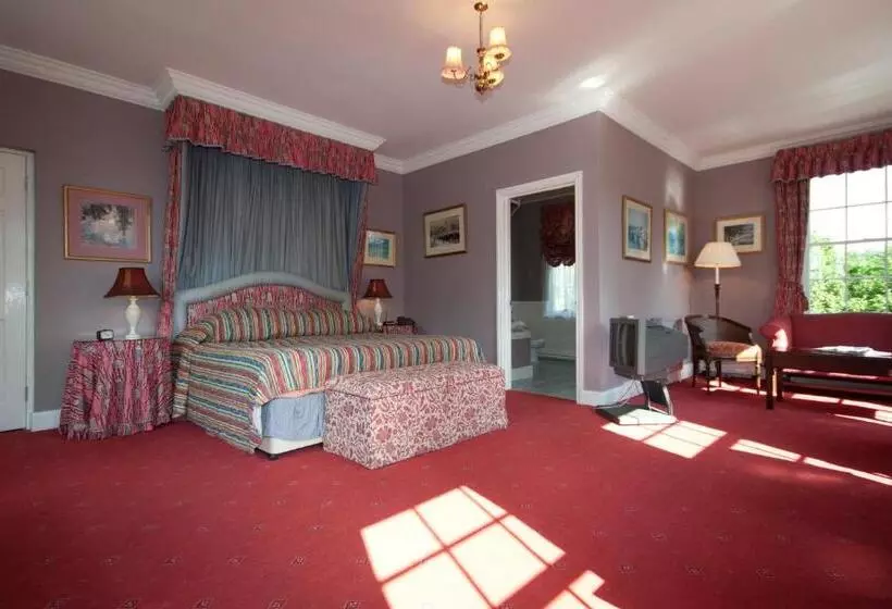 اتاق لوکس با چشم‌انداز باغ, Corse Lawn House