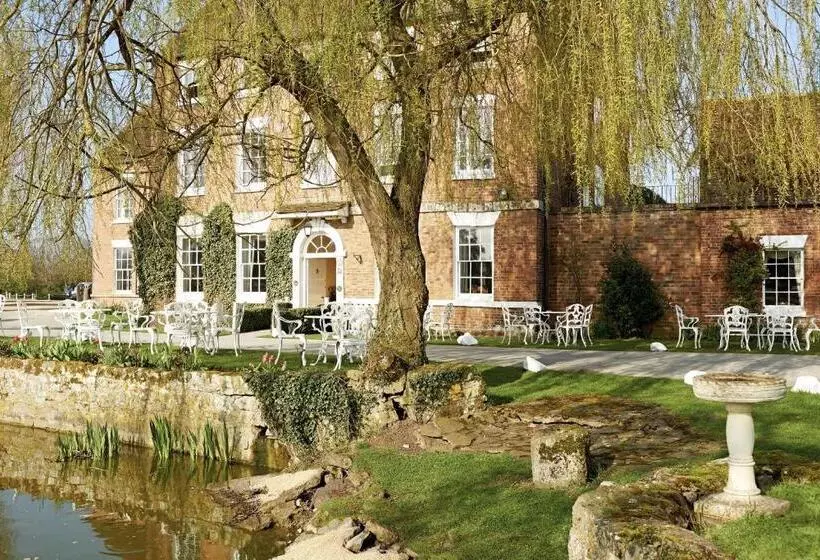 اتاق لوکس با چشم‌انداز باغ, Corse Lawn House