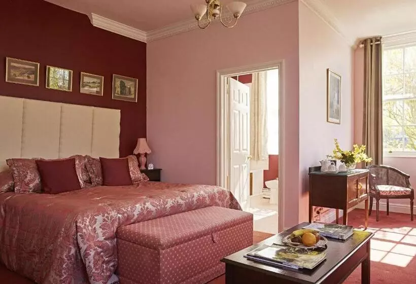 اتاق لوکس با چشم‌انداز باغ, Corse Lawn House