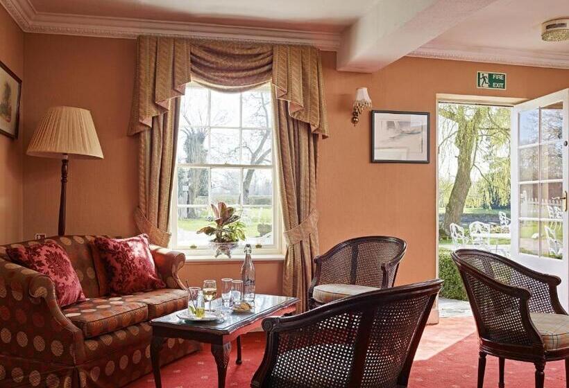 اتاق لوکس با چشم‌انداز باغ, Corse Lawn House