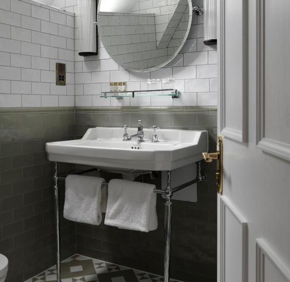 اتاق استاندارد, Eastwell Manor, Champneys Hotel & Spa
