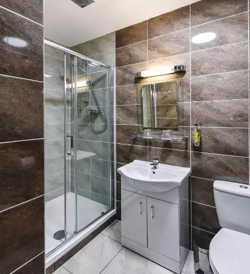Suite Familiar, Fisher S
