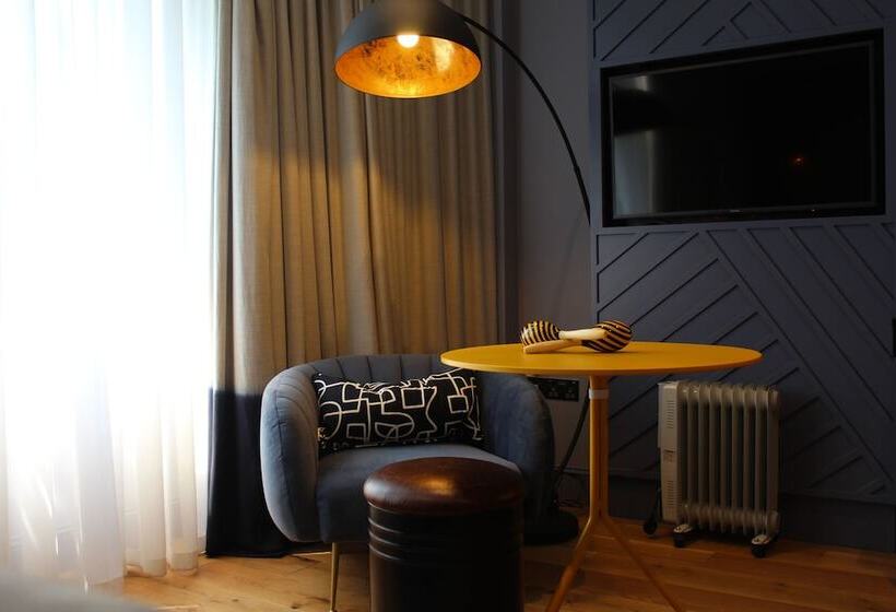 חדר אקזקיוטיב, The Gardens