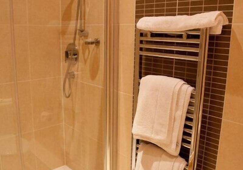 חדר משפחתי, The City