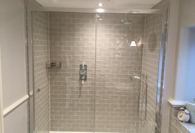 디럭스 룸 킹사이즈 침대, The Frogmill