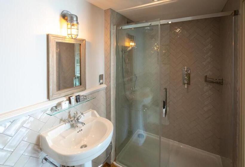 디럭스 룸 킹사이즈 침대, The Frogmill