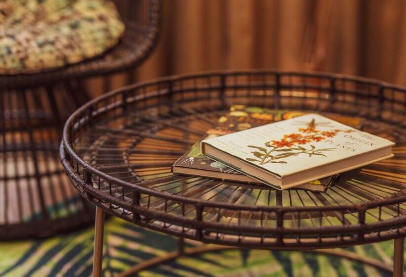 חדר אקזקיוטיב, The Gardens