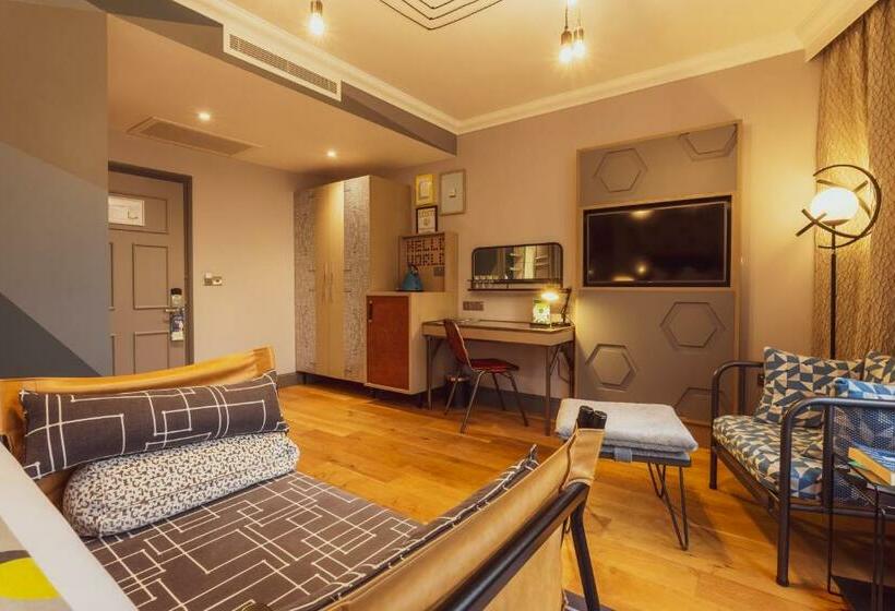 חדר אקזקיוטיב, The Gardens