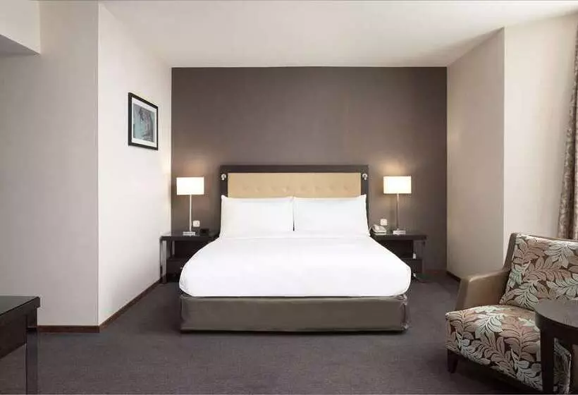 سوئیت جونیور با تخت بزرگ, Hilton London Heathrow Airport
