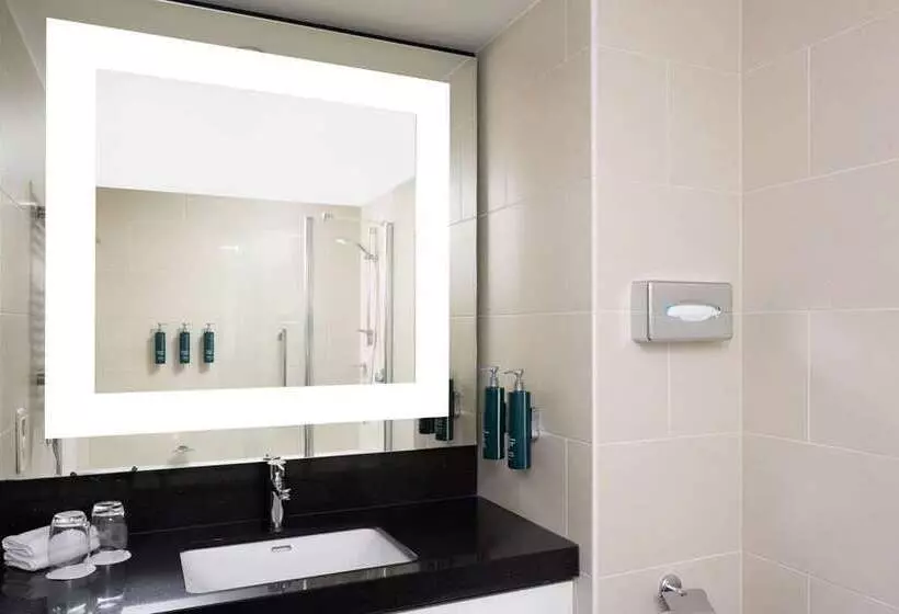 سوئیت جونیور با تخت بزرگ, Hilton London Heathrow Airport