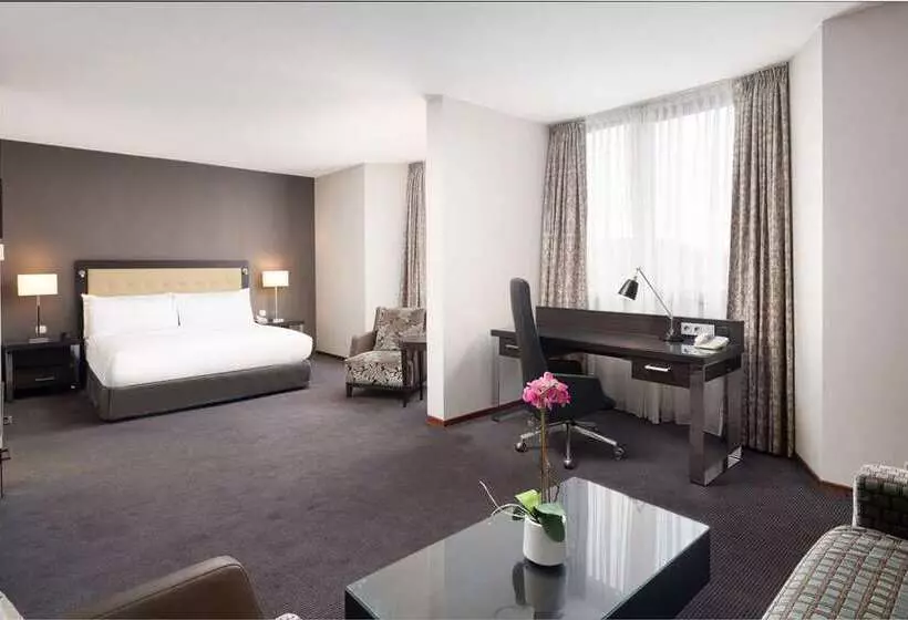 سوئیت جونیور با تخت بزرگ, Hilton London Heathrow Airport