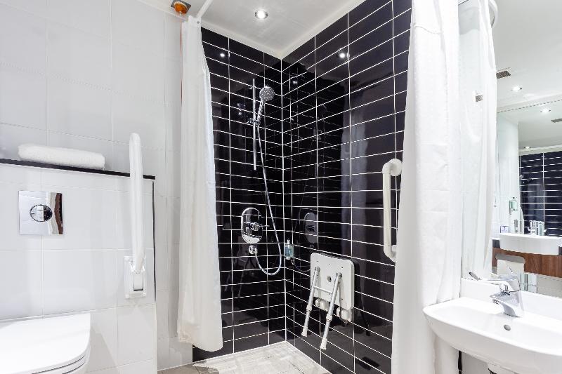 Номер Стандарт Адаптированный для Инвалидов, Holiday Inn Express Edinburgh Airport, An Ihg