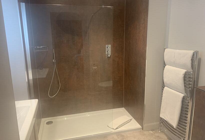 스탠다드 트리플 룸, The Parklands