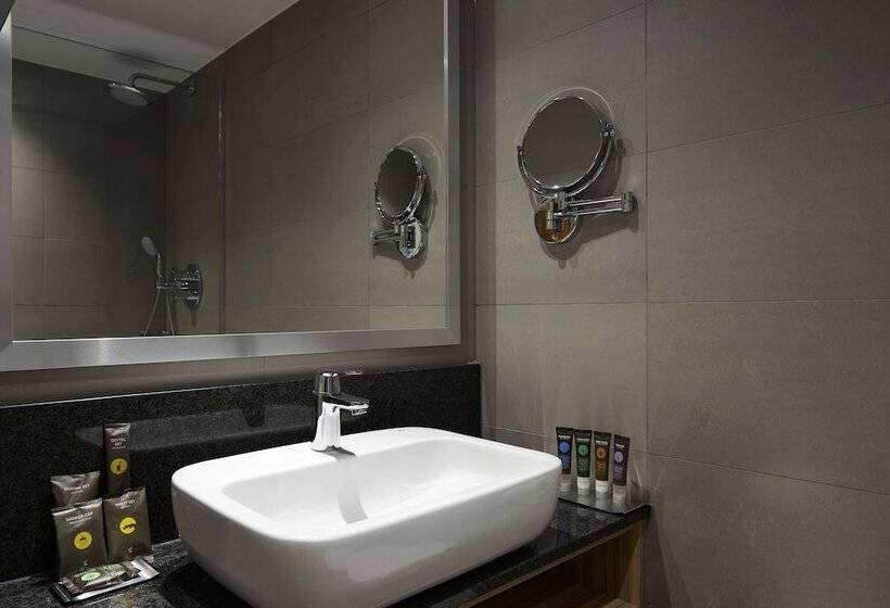 Номер Superior, Novotel London Stansted Airport