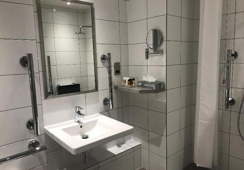 غرفة قياسية لذوى الاحتياجات الخاصة, Holiday Inn London Shepperton, An Ihg