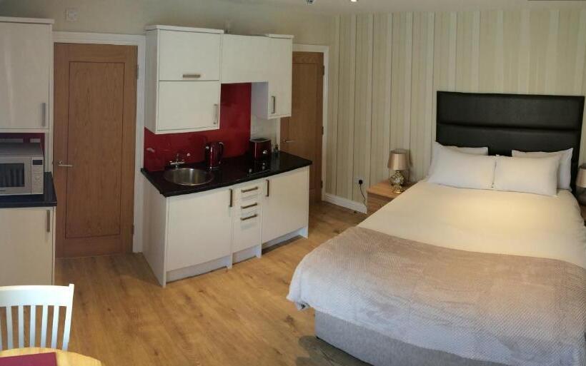 スタンダードスタジオ, Queens Hotel & Spa