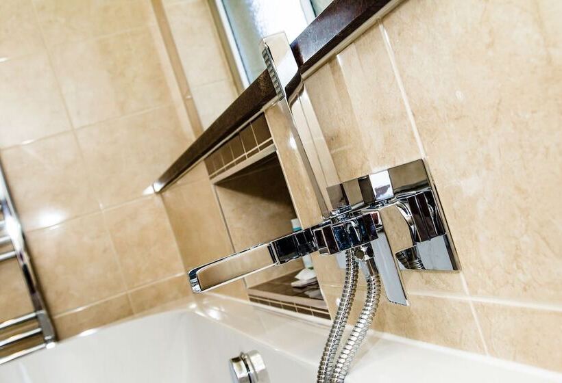 סוויטת ג'וניור, The Legacy Rose & Crown