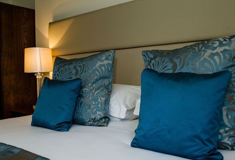 סוויטת ג'וניור, The Legacy Rose & Crown