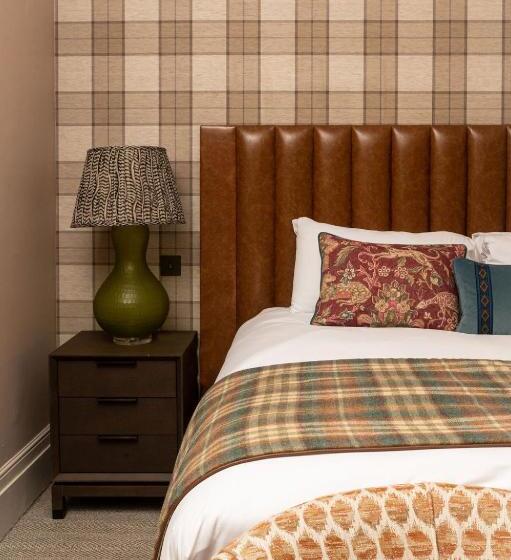 小型套房, The Tophams