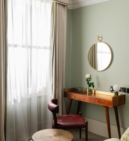 小型套房, The Tophams