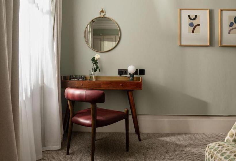 小型套房, The Tophams