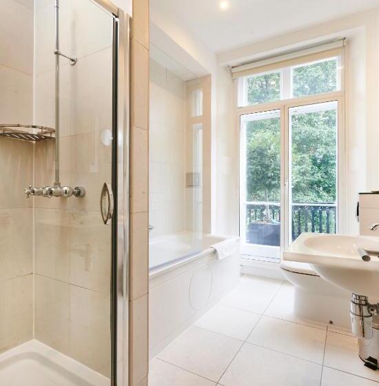 标准间, The Tophams