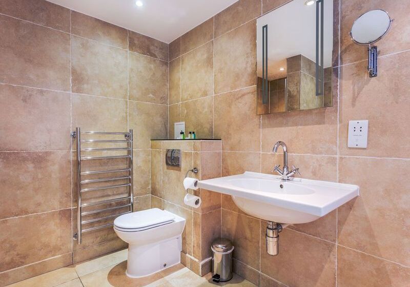 标准间, The Tophams