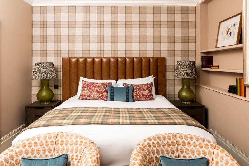 小型套房, The Tophams